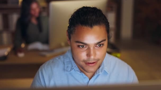 Ansikte Företag Eller Man Skriva Dator Kontoret Arbetar Med Post — Stockvideo