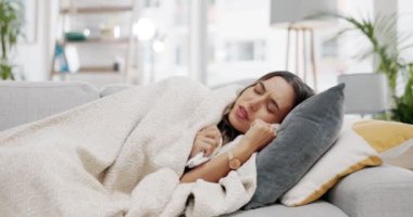 Hasta kadın, battaniye ve soğuk algınlığı, alerji ve kış virüsü yüzünden kanepede yatıyor. Kadın hasta, sağlık sorunu ve şiddetli risk alerjisi, sinüzit ve akciğer hastalığı, öksürük ve yorgunluk..