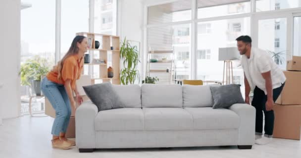 Glückliches Paar Couch Und Umzugsmöbel Neuen Zuhause Immobilien Und High — Stockvideo