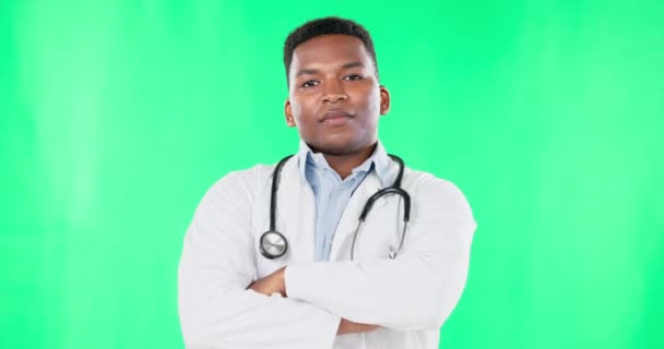 医生的微笑和黑人的胳膊交叉在绿色屏幕上的工作室孤立的背景 医疗专业和幸福 自豪和自信的南非外科医生 — 图库视频影像