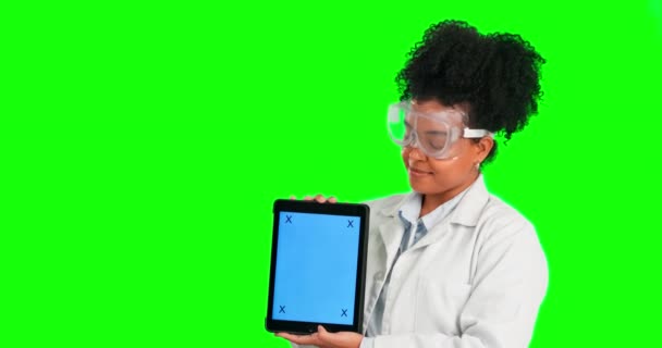 Kobieta Naukowiec Tablet Markerów Śledzących Zielonym Ekranie Reklamy Tle Studio — Wideo stockowe
