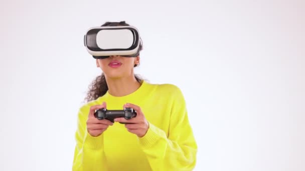 メガネ ゲーマーの女性は 白の背景の転移 ゲーム機 サイバーパンクアクションに隔離されました スタジオでのビデオゲーム 女性ユーザーの未来的かつ仮想現実 Scfiとオンライン戦い — ストック動画