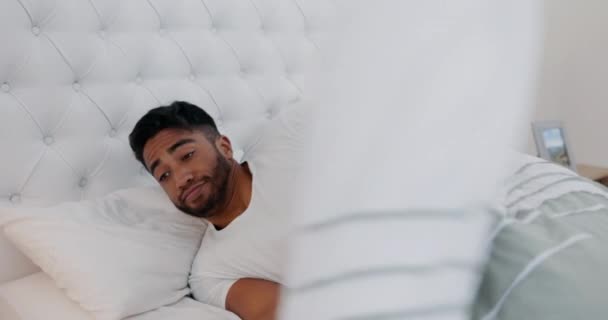 Homme Étirement Réveiller Dans Chambre Coucher Sommeil Sieste Repos Confortable — Video