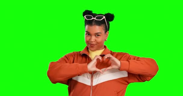 绿屏的脸 快乐的女人带着心形的浪漫爱情 支持和工作室的友善 Emoji手势 色键肖像和在模拟背景下被隔离的有照料符号的人 — 图库视频影像