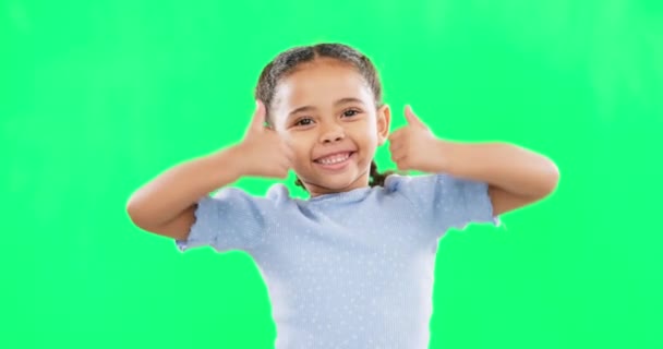 Пальцы Вверх Зеленый Экран Счастливый Ребенок Согласии Взволнован Выигрывает Девочка — стоковое видео