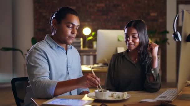 Sushi Data Homem Alimentando Sua Namorada Enquanto Sentado Sala Jantar — Vídeo de Stock