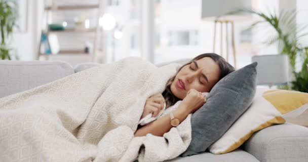 生病的女人 沙发上的毛毯和感冒 都是由感冒 过敏和冬季病毒引起的 健康问题 围产期风险过敏 鼻窦炎 — 图库视频影像