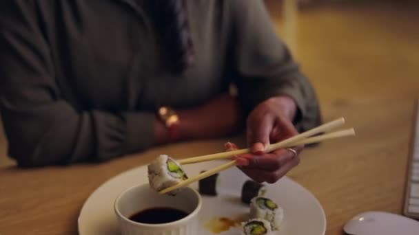 Gece Hazır Yemek Bir Kadınla Gezisi Tatil Fazla Çalışma Paket — Stok video