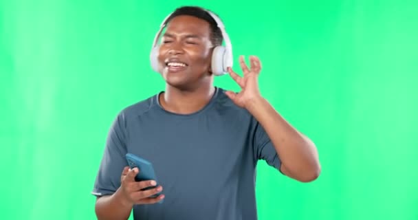 Auriculares Musicales Teléfono Hombre Negro Bailando Pantalla Verde Estudio Aislado — Vídeos de Stock