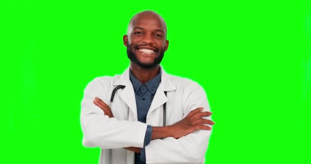 背景のモックアップから隔離されたスタジオの緑のスクリーンに腕を持つ顔 黒人男性が交差しました 南アフリカの肖像画 医療専門家や幸せな 誇りや自信のある人や外科医 — ストック動画