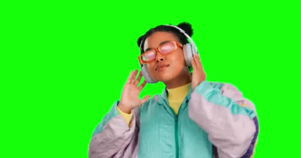 Πράσινα Ακουστικά Οθόνης Μουσική Και Γυναίκα Που Χορεύουν Χαρούμενα Podcast — Αρχείο Βίντεο