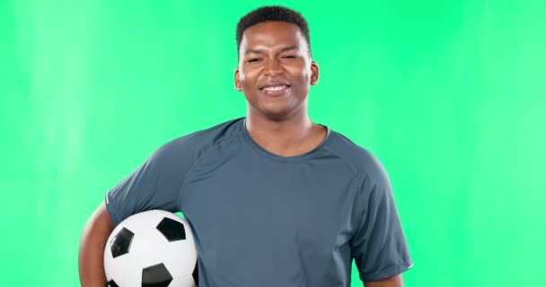 Черный Человек Лицо Улыбка Футбольным Мячом Зеленом Экране Фитнес Спортивный — стоковое видео