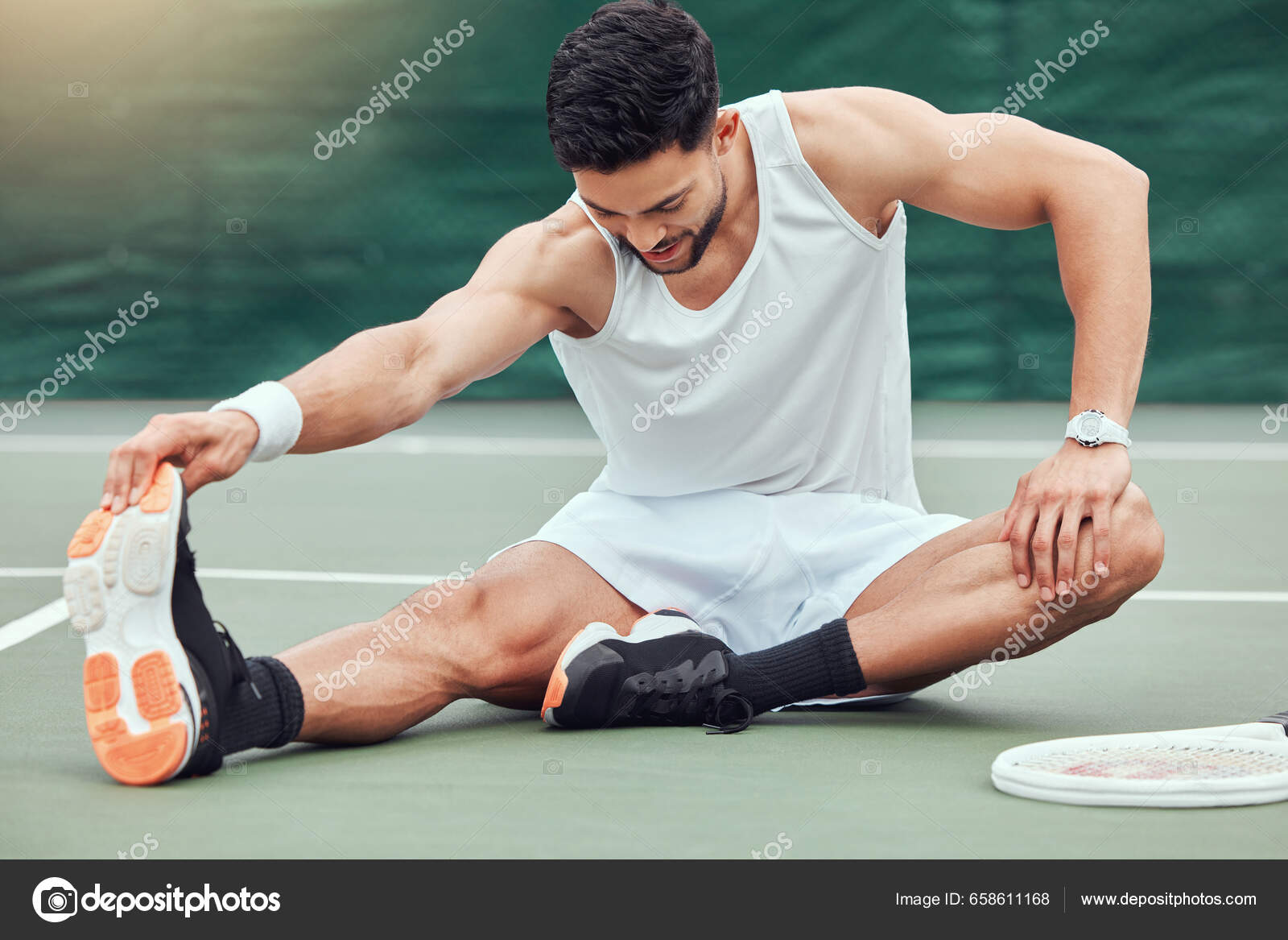 Equipe masculina e retrato em uma quadra de tênis para competição