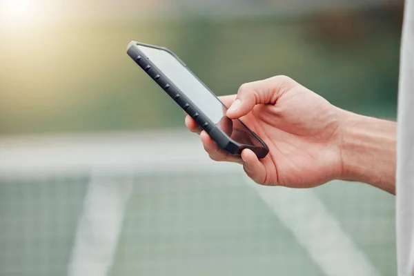 Man Handen Telefoon Tennisbaan Voor Sociale Media Communicatie Netwerken Buiten — Stockfoto