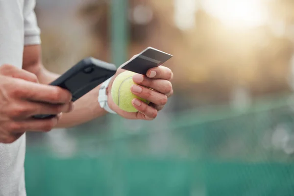 Ember Kéz Telefon Hitelkártyával Online Vásárlás Tenisz Sport Fizetés Pályán — Stock Fotó