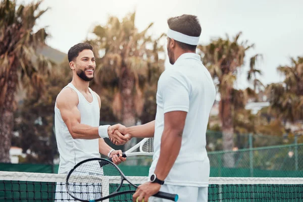 테니스 파트너 그리고 시합에서 겨루는 남자나 친구들은 팀워크 합의를 악수를 — 스톡 사진