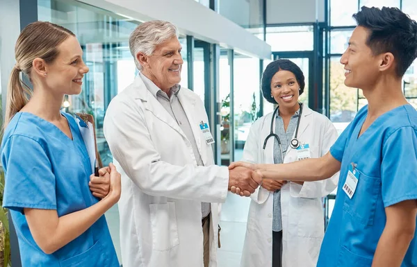 成功を歓迎または祝うために病院で握手をする医療 看護師 チームワーク 信頼とサポートとのコラボレーションのための男性と女性の医療グループ — ストック写真