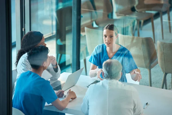 Medisch Team Artsen Ontmoeting Met Een Laptop Voor Een Discussie — Stockfoto