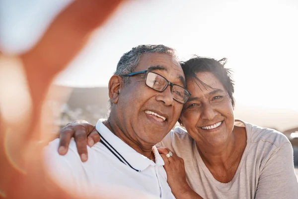 Selfie Romans Para Seniorów Plaży Razem Latem Urlop Emerytalny Lub — Zdjęcie stockowe