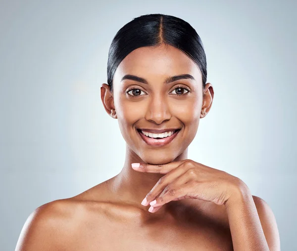 Χαμόγελο Ομορφιά Και Ινδική Γυναίκα Μοντέλο Καλλυντικά Περιποίησης Δέρματος Απομονώνονται — Φωτογραφία Αρχείου