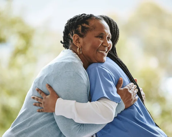 Ανώτερος Ασθενής Νοσοκόμα Γυναίκα Και Αγκαλιά Υπαίθρια Για Υποστήριξη Υγειονομική — Φωτογραφία Αρχείου
