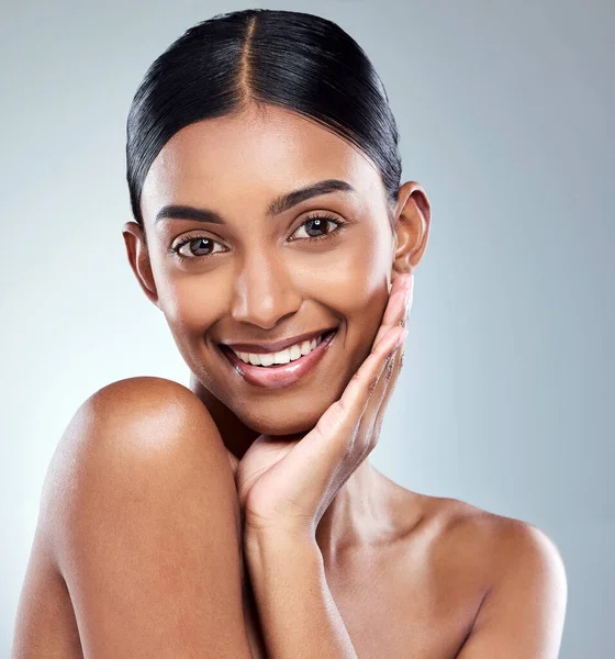 Glimlach Portret Indiase Vrouw Schoonheid Model Met Cosmetische Huidverzorging Geïsoleerd — Stockfoto