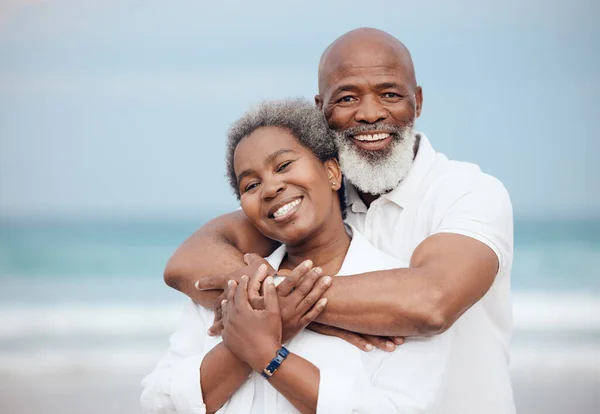 Uścisk Portret Para Seniorów Plaży Wakacje Emerytury Spacery Uśmiech Miłość — Zdjęcie stockowe