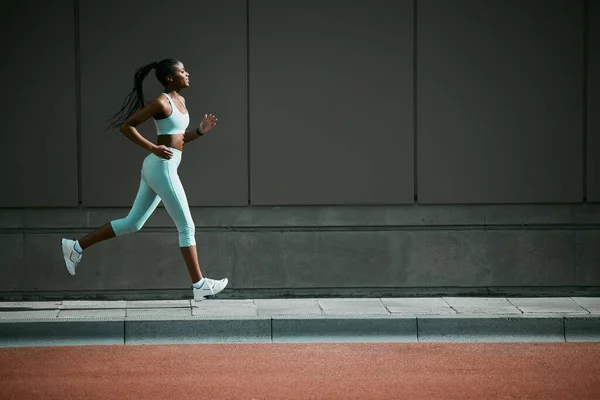 Чорна Жінка Біг Міський Тротуар Навчанням Фізичними Вправами Фізичними Вправами — стокове фото