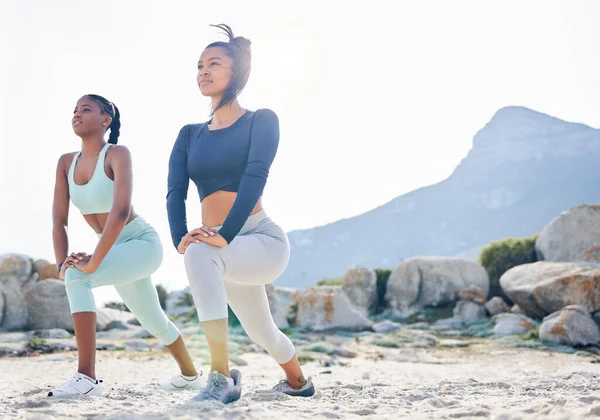Stretching Fitness Vrienden Met Vrouwen Het Strand Voor Hardlopen Yoga — Stockfoto
