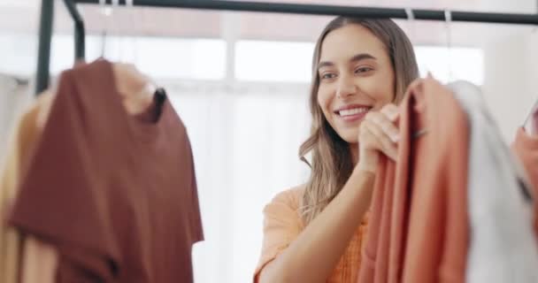 Paar Knuffels Klant Garderobe Keuze Met Kleding Beslissing Een Winkel — Stockvideo