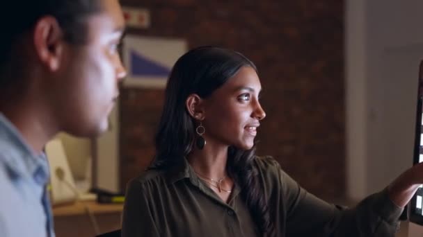 Eğitim Bilgisayar Hintli Bir Kadına Yardım Eden Tavsiye Veren Konuşan — Stok video