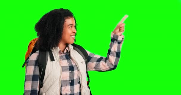 Зеленый Экран Походная Счастливая Женщина Указывают Макет Чека Информацию Продукте — стоковое видео