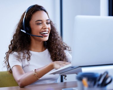 Laptop, çağrı merkezi ve müşteri hizmetleri için danışmanlık yapan komik kadın. Bizimle irtibata geçin, bilgisayar ve Afrikalı kadın satış temsilcisi, danışman tele pazarlama veya crm, destek veya yardım, tavsiye ve mutlu
