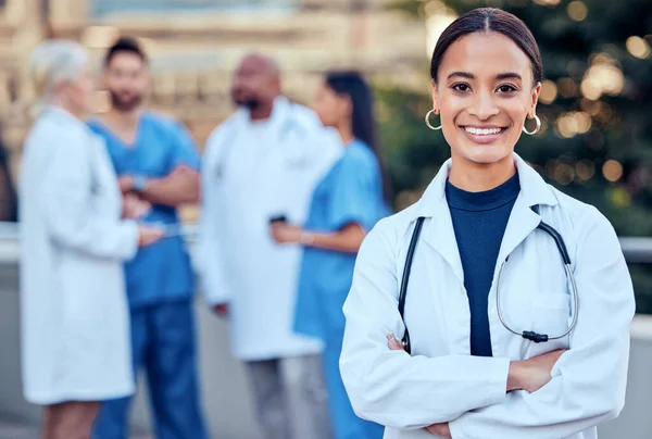 一位女医生和她的团队在医院室外的自信 交叉双臂和肖像 微笑和医护人员与一群同事一起站在诊所外面 — 图库照片