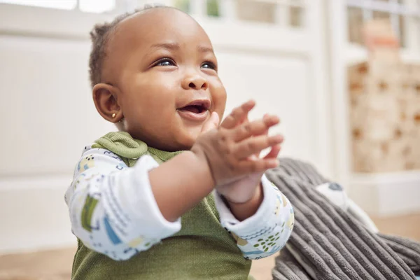 Boldog Baba Fekete Gyerek Tapsolnak Otthon Szórakoznak Vagy Élvezik Egyedüllétet — Stock Fotó