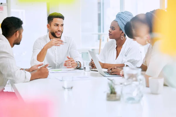 会议和商务人士的团队合作 头脑风暴或经理讨论 想法和集体倾听 协作和多样性小组 为项目制定有创意的计划的男女 — 图库照片
