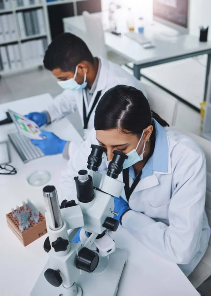Wissenschaft Labor Und Mann Und Frau Mit Mikroskop Für Forschung — Stockfoto