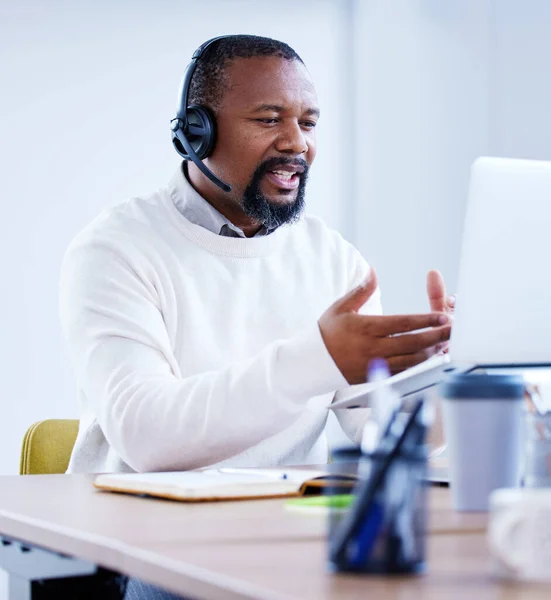 Laptop Agente Call Center Homem Negro Escritório Para Atendimento Cliente — Fotografia de Stock
