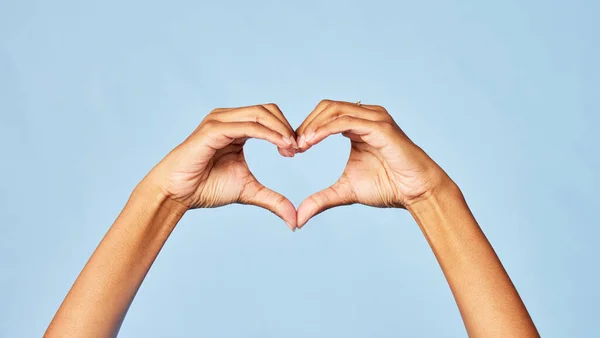 Hände Herz Und Emojis Mit Einer Person Studio Auf Blauem — Stockfoto