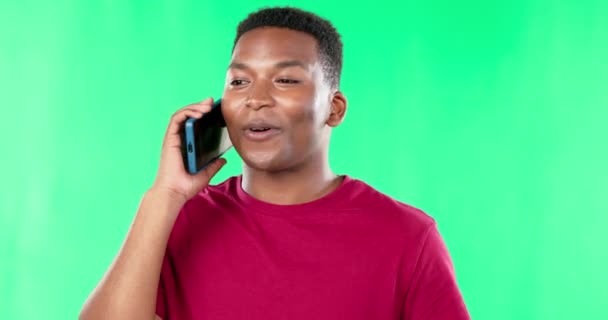 Telefon Görüşmesi Siyah Adam Stüdyoda Yeşil Ekranda Konuşma Arka Planda — Stok video
