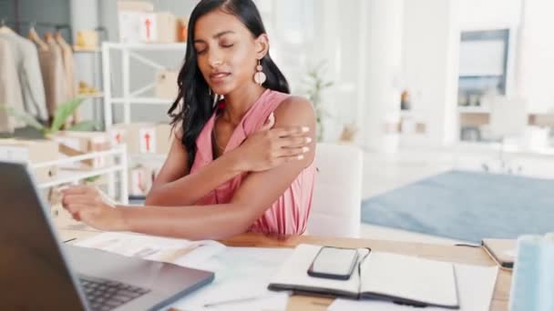 Біль Ноутбук Травма Індійської Жінки Малому Бізнесі Через Втому Стрес — стокове відео