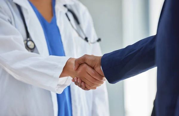 在医院与医生握手和合作 向您致谢和问候 与诊所 医疗及专业人员握手 就B2B达成协议 并取得合约成功 — 图库照片