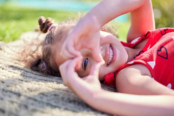 Portrait Smile Girl Heart Shape Outdoor Sunshine Happiness Carefree Relax — Stock Photo, Image