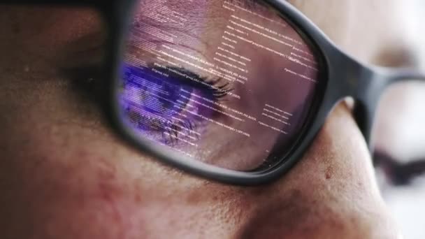 Kobieta Okulary Odbicie Kodu Osoby Patrzącej Oprogramowanie Dane Komputerowe Oczy — Wideo stockowe