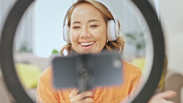 播客和微笑 亚洲女人流淌或录制或广播从家庭工作室客厅 网络研讨会和话筒 快乐的影响者网络直播流媒体 — 图库视频影像