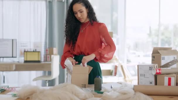Zwarte Vrouw Doos Logistiek Voor Levering Commerce Verpakking Lading Voor — Stockvideo
