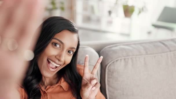 Mujer Cara Sonrisa Para Selfie Sofá Sala Estar Para Vlog — Vídeos de Stock