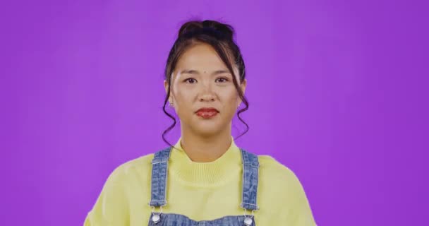 Shock Wow Dan Wajah Wanita Asia Latar Belakang Ungu Untuk — Stok Video