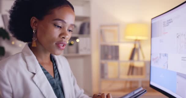 Planificación Ordenador Tableta Con Mujer Negra Oficina Para Sitio Web — Vídeos de Stock
