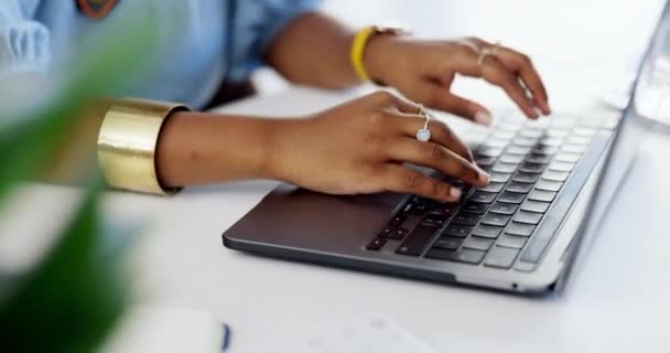 笔记本电脑 商务和手工打字在办公室 在公司工作场所处理电子邮件或在线项目 计算机键盘或黑人妇女或专业写作报告 规划或研究 — 图库视频影像